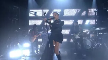 Robe noire portée par Anitta pour sa performance live au Tonight Show Starring Jimmy Fallon le 31 janvier 2022
