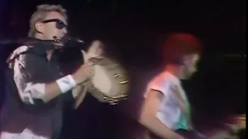 La veste ou chemise portée par Roger Taylor lors de la prestation sur le titre Tutti Frutti du groupe Queen lors de leur Live At Wembley 1986, First Night Show