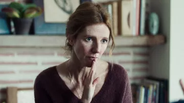 The gold necklace worn by Anne Lemesle (Sandrine Kiberlain) in the film Another world