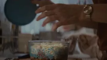 La montre couleur or portée par Julie (Laure Calamy) dans le film À plein temps