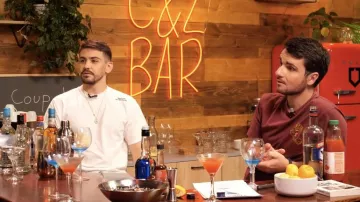 Le t-shirt blanc avec écriture sur l'avant porté par Joyca dans la vidéo YouTube On fait des cocktails avec un espion du KGB ! par Des Cuts & Des Zooms