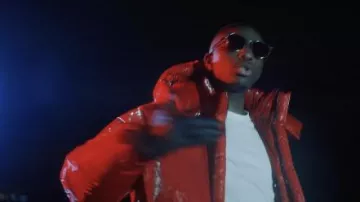 La doudoune rouge portée par Uzi dans son clip Rotterdam feat. Oboy