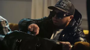 La casquette noire portée par Hamza dans le clip R8 avec 4.4.2 et Alonzo