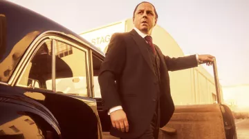 Rouge Imprimé Cravate portée par Joe Colombo (Giovanni Ribisi) comme on le voit dans L'Offre émission de télévision garde-robe (Saison 1)