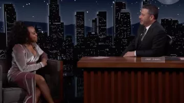 Robe en satin portée par Quinta Brunson comme on le voit dans Jimmy Kimmel Live! le 1er février 2022