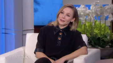Col noir Robe portée par Kristen Bell comme on le voit dans Le Ellen DeGeneres Show le 1er février 2022