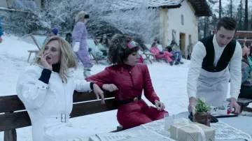 La combinaison de ski blanche portée par Paola Franchi (Camille Cottin) comme on le voit dans le film House of Gucci