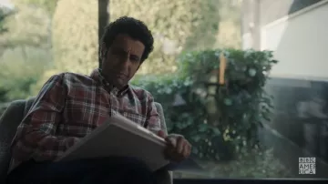 Camisa a cuadros usada por Martin (Adeel Akhtar) como se ve en el vestuario de la serie de televisión Killing Eve (Temporada 4 Episodio 1)