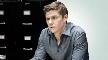 Chemise grise portée par Colin Zabel (Evan Peters) comme on le voit dans Mare of Easttown séries TV tenues (Saison 1 Épisode 2)