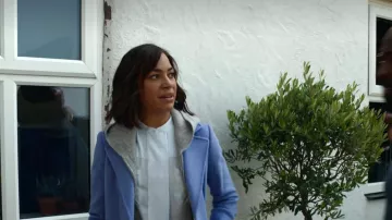 La chemise blanche portée par Megan Pierce (Cush Jumbo) dans la série Ne t'éloigne pas (Saison 1 Episode 7)