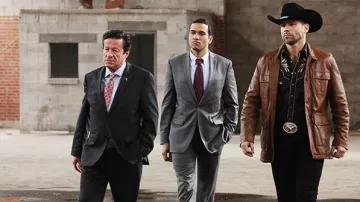 Chaqueta de cuero marrón usada por Aurelio Casillas (Rafael Amaya) como se ve en los atuendos de la serie de televisión Queen of the South (Temporada 1 Episodio 13)