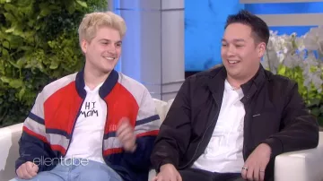 Noir Zip Bomber Jacket porté par Brae comme on le voit dans Le Ellen DeGeneres Show le 2 février 2022