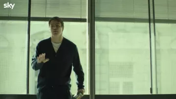 Cárdigan zip usado por Alex Hoffman (Josh Hartnett) como se ve en los atuendos de la serie de televisión The Fear Index (Temporada 1)