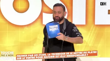 La sudadera con capucha negra usada por Cyril Hanouna en el espectáculo Touche pas à mon poste del 3 de febrero de 2022
