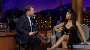Robe noire portée par Nicki Minaj comme on le voit dans The Late Late Show with James Corden le 3 février 2022