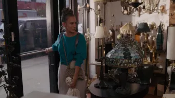 Gucci monogramme sac à main porté par Carrie Bradshaw (Sarah Jessica Parker) comme on le voit dans Et Juste Comme Ça… la série TV (S01E10)
