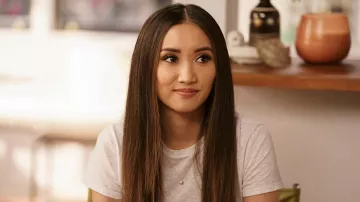 Colgante de collar usado por Madison Maxwell (Brenda Song) como se ve en el programa de televisión Dollface (S02E05)