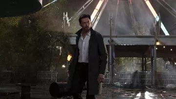 Abrigo largo usado por Nick Bannister (Hugh Jackman) como se ve en los atuendos de la película Reminiscence