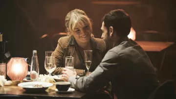 Veste en daim portée par Jenna (Sheridan Smith) comme on le voit dans L'Enseignant de la série TV garde-robe (Saison 1 Épisode 1)