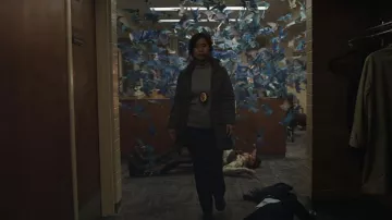 Manteau veste porté par Sophie Song (Annie Chang) comme on le voit dans l'émission de télévision Peacemaker tenues (Saison 1 Épisode 6)