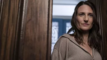 La laine marron zip à capuche portée par Hélène (Camille Cottin) comme on le voit dans Killing Eve Tv show outfits (Saison 4)