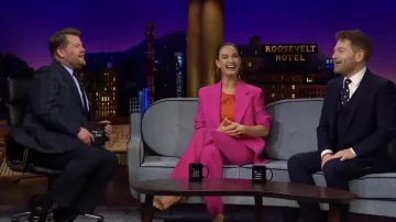 Ensemble blazer et pantalon rose porté par Lily James comme on le voit dans The Late Late Show with James Corden le 3 février 2022