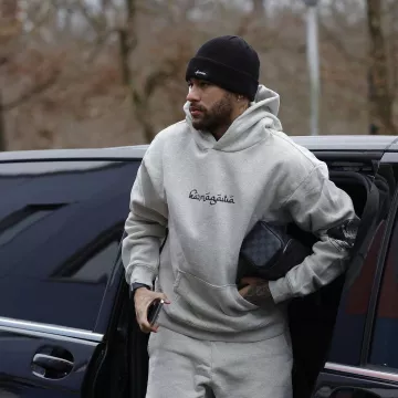 Sudadera con capucha gris usada por Neymar en su cuenta de Instagram @neymarjr