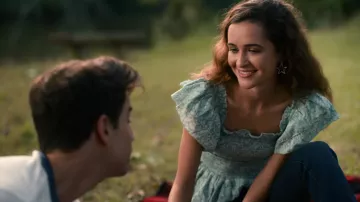 Top floral azul usado por CeCe Matney (Harlan Drum) como se ve en el vestuario de la serie de televisión Sweet Magnolias (Temporada 2 Episodio 5)