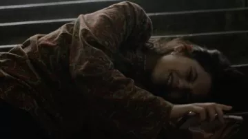 Chemise imprimée à Manches longues portée par Vada Cavell (Jenna Orte- ga) dans Les tenues du film Fallout