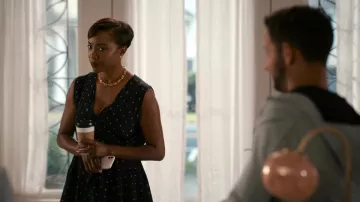 Pois bleu marine robe portée par Helen Decatur (Heather Headley) comme on le voit dans Sweet Magnolias garde-robe (Saison 2 Épisode 1)