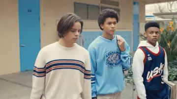 El suéter azul Carolina Tar Heels usado por el joven Colin Kaepernick (Jaden Michael) en la serie Colin en blanco y negro (Temporada 1 Episodio 4)