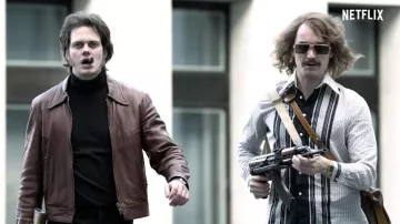Veste en cuir marron portée par Clark Olofsson (Bill Skarsgård) comme on le voit dans les tenues de la série télévisée Clark (Saison 1)
