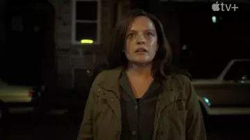 Olive Green Field Jacket porté par Kirby (Elisabeth Moss) comme on le voit dans Shining Girls TV show tenues (Saison 1)