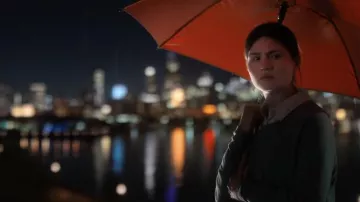 Chemise blanche portée par Jin-Sook (Phillipa Soo) comme on le voit dans la garde-robe des Filles Brillantes (Saison 1)