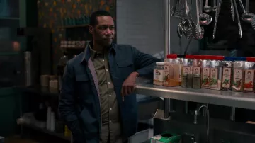 Bleu marine Veste portée par Erik Whitley (Dion Johnstone) comme on le voit dans Sweet Magnolias séries TV tenues (Saison 2 Épisode 1)
