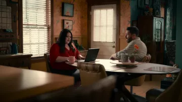 Chemisier rouge Chemise portée par Dana Sue Sullivan (Brooke Elliott) comme on le voit dans Sweet Magnolias série TV (Saison 2 Épisode 2)