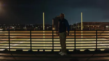 Zapatillas Nike en blanco usadas por Dick Vermeil (Dennis Quaid) como se ve en la película American Underdog