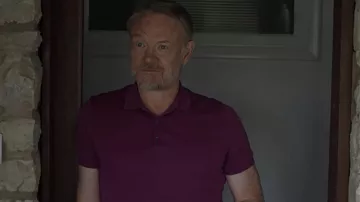 Polo púrpura usado por George Rattery (Jared Harris) como se ve en la serie de televisión The Beast Must Die (S01E03)