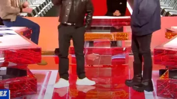 Los pantalones negros de Cyril Hanouna en Touche pas à mon poste