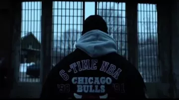 La chaqueta de Jenard en los Chicago Bulls (Kris D. Lofton) en el power book IV: Force series (Temporada 1 Episodio 1)