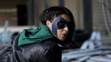 Veste en cuir portée par Callista (Leïla Bekhti) comme on le voit dans Comment je suis devenu un film de Super-Héros tenues