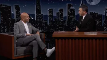 Les baskets blanches portées par Keegan-Michael Key comme on le voit dans Jimmy Kimmel Live! le 7 février 2022