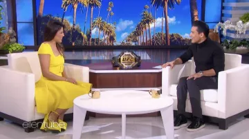 Robe jaune portée par Julianna Peña comme on le voit dans Le Ellen DeGeneres Show le 7 février 2022