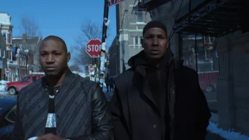 Chaqueta Givenchy usada por Jenard (Kris D. Lofton) como se ve en los atuendos de la serie Power Book IV: Force Tv (Temporada 1 Episodio 1)