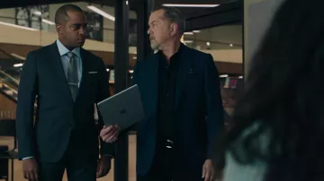 Bleu marine Blazer Veste de Costume porté par Mike 'Wags' Wagner (David Costabile) comme on le voit dans des Milliards (S06E03)