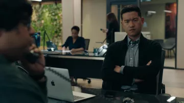 Gris chemise Oxford portée par Ben Kim (Daniel K. Isaac) comme on le voit dans des milliards de tenues de la série TV (S06E03)