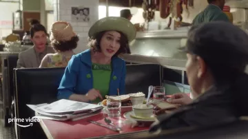 Manteau bleu porté par Miriam 'Midge' Maisel (Rachel Brosnahan) comme on le voit dans La Merveilleuse Mme Maisel tenues de la série TV (Saison 4)