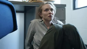 Chemise rayée portée par Elizabeth Holmes (Amanda Seyfried) comme on le voit dans les tenues de la série télévisée The Dropout (Saison 1)