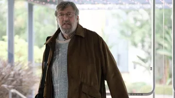 Manteau en daim marron porté par Ian Gibbons (Stephen Fry) comme on le voit dans L'émission de TÉLÉVISION de Décrochage (Saison 1)