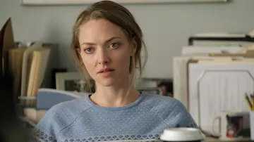 Pull bleu porté par Elizabeth Holmes (Amanda Seyfried) comme on le voit dans L'abandon de la série TV tenues (Saison 1 Épisode 2)